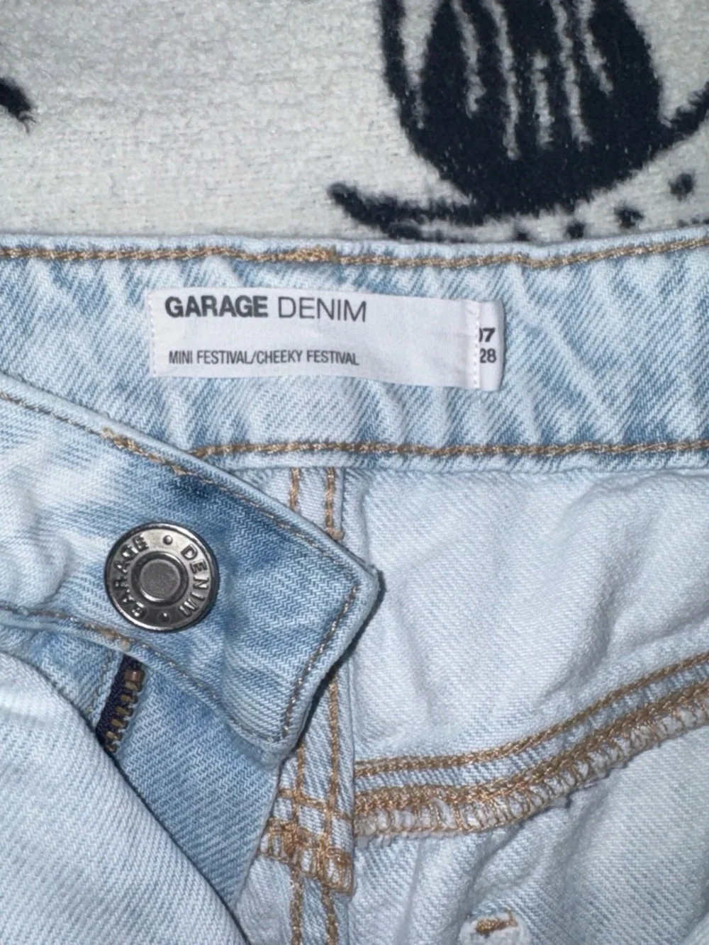 Women's Light Wash Frayed Hem Denim Shorts-GARAGE